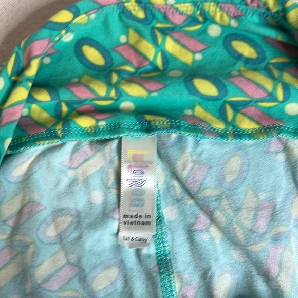 LuLaRoe “Retro Vibes” Tall & Curvy Leggings – Geometric Pastel Print - Picture 4 of 5